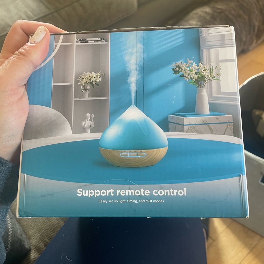 Aroma Diffuser with Remote - Picture 3 of 3